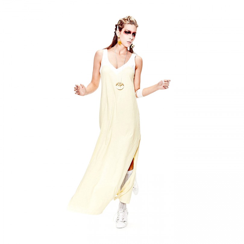 Gelbes Kleid mit weißem Ausschnitt aus Bio-Baumwolle, fair und local produziert in Berlin.